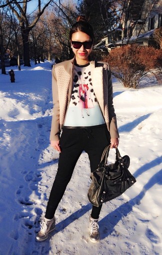 Как носить пальто с кроссовками на танкетке