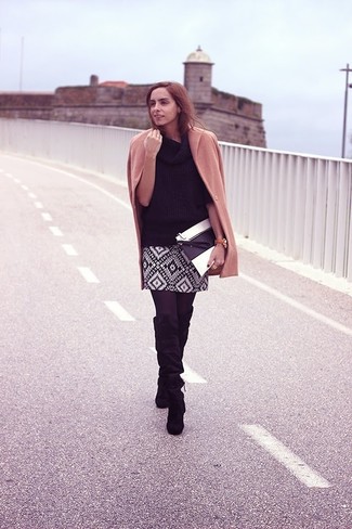 Как носить свитер с хомутом с мини-юбкой