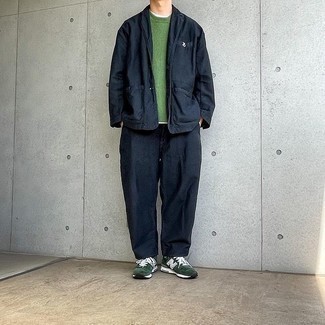 Как носить свитер с круглым вырезом с кроссовками мужчине