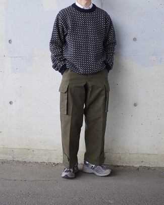 Как носить свитер с круглым вырезом с кроссовками мужчине