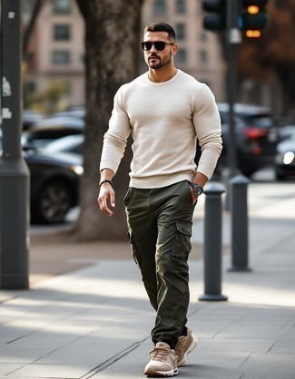 Как носить свитер с круглым вырезом с кроссовками мужчине