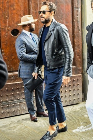 Как носить свитер с круглым вырезом с косухой мужчине