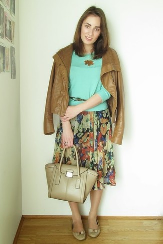 Как носить свитер с круглым вырезом с косухой женщине