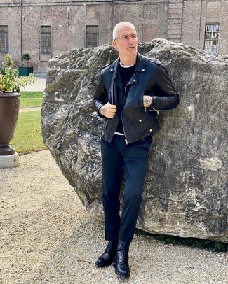 Как носить свитер с круглым вырезом с косухой мужчине