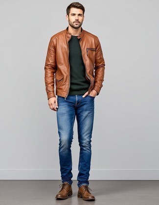 Как носить свитер с круглым вырезом с бомбером мужчине