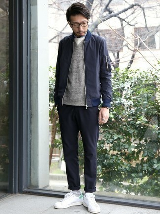 Как носить свитер с круглым вырезом с бомбером мужчине