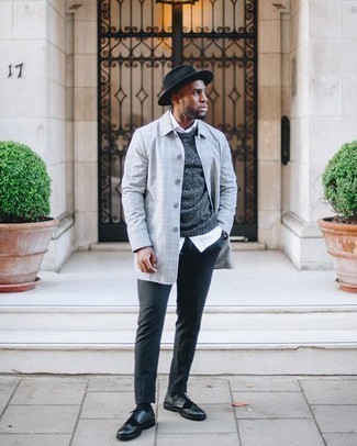 Как носить свитер с круглым вырезом с брогами