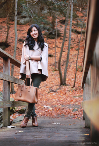 Как носить свитер с круглым вырезом с пальто-накидкой