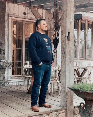 Как носить свитер с круглым вырезом с ковбойскими сапогами мужчине