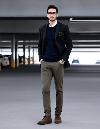 Как носить свитер с круглым вырезом с ботинками дезертами