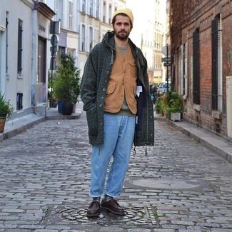 Как носить свитер с круглым вырезом с ботинками дезертами