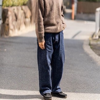 Как носить свитер с круглым вырезом с ботинками дезертами