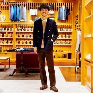 Как носить свитер с круглым вырезом с двубортным пиджаком мужчине