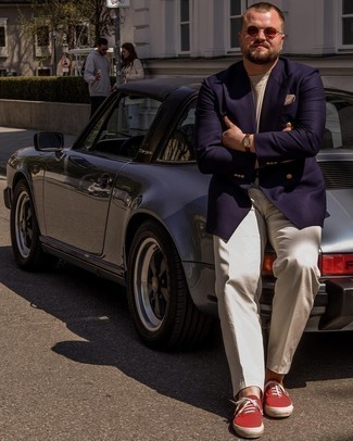 Как носить свитер с круглым вырезом с двубортным пиджаком мужчине