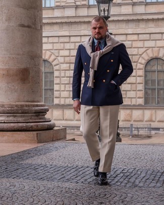 Как носить свитер с круглым вырезом с двубортным пиджаком мужчине