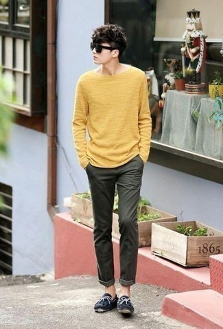 Как носить свитер с круглым вырезом с мокасинами мужчине