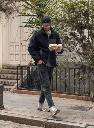 Как носить свитер с круглым вырезом с джинсами мужчине