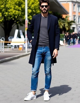 Как носить свитер с круглым вырезом с джинсами мужчине