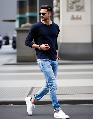 Как носить свитер с круглым вырезом с джинсами мужчине