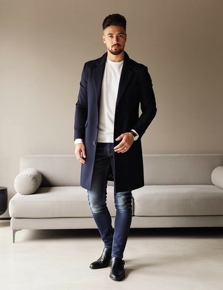 Как носить свитер с круглым вырезом с джинсами мужчине