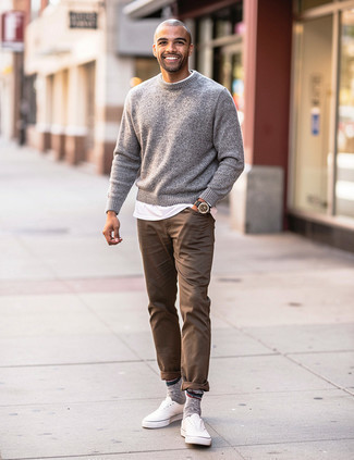 Как носить свитер с круглым вырезом с джинсами мужчине