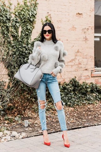 Как носить свитер с круглым вырезом с джинсами женщине