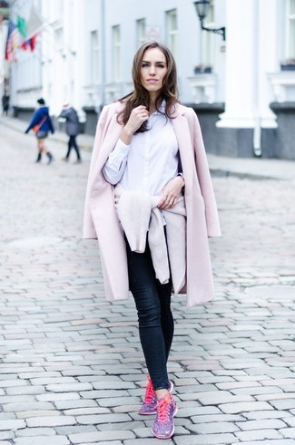 Как носить свитер с круглым вырезом с джинсами женщине