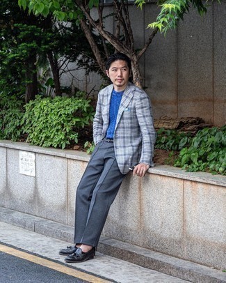 Как носить свитер с круглым вырезом с лоферами мужчине