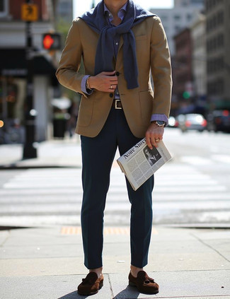 Как носить свитер с круглым вырезом с лоферами мужчине