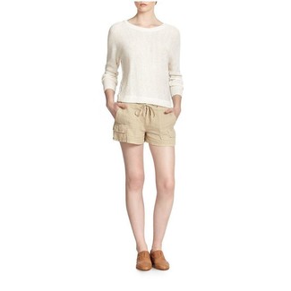 Как носить свитер с круглым вырезом с лоферами женщине