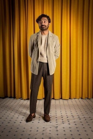 Как носить свитер с круглым вырезом с лоферами мужчине