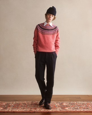 Как носить свитер с круглым вырезом с лоферами мужчине