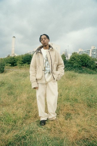 Как носить свитер с круглым вырезом с лоферами мужчине