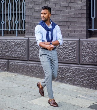 Как носить свитер с круглым вырезом с лоферами мужчине