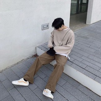 Как носить свитер с круглым вырезом с низкими кедами мужчине