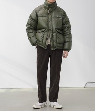 Как носить свитер с круглым вырезом с низкими кедами мужчине