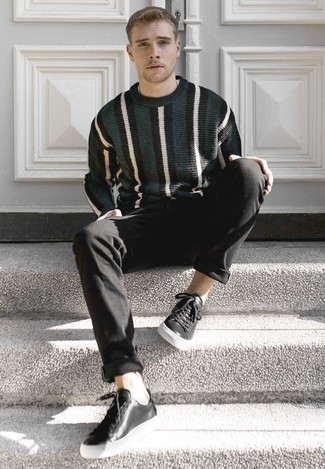 Как носить свитер с круглым вырезом с низкими кедами мужчине