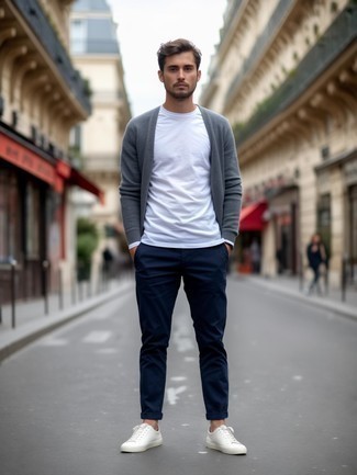 Как носить свитер с круглым вырезом с низкими кедами мужчине