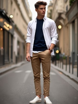 Как носить свитер с круглым вырезом с низкими кедами мужчине