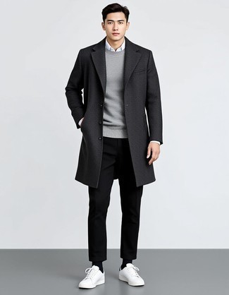 Как носить свитер с круглым вырезом с низкими кедами мужчине