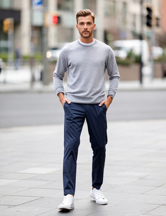 Как носить свитер с круглым вырезом с низкими кедами мужчине