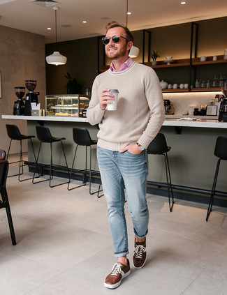 Как носить свитер с круглым вырезом с низкими кедами мужчине