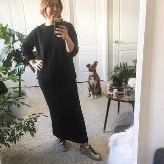 Как носить свитер с круглым вырезом с низкими кедами женщине