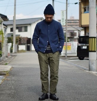 Как носить свитер с круглым вырезом с монками