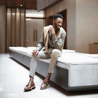 Как носить свитер с круглым вырезом с монками