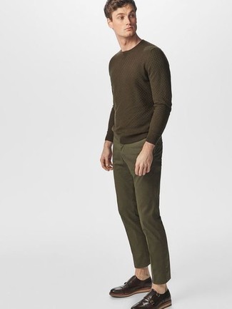 Как носить свитер с круглым вырезом с монками