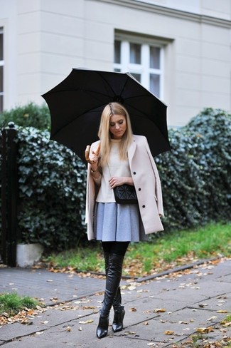 Как носить свитер с круглым вырезом с ботфортами