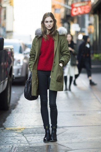 Как носить свитер с круглым вырезом с паркой женщине