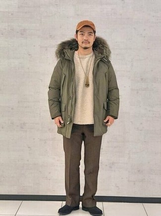 Как носить свитер с круглым вырезом с паркой мужчине