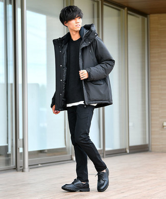 Как носить свитер с круглым вырезом с паркой мужчине